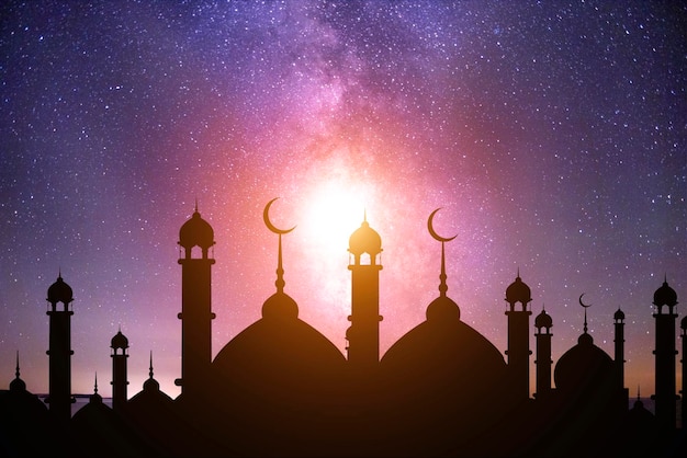 Foto cúpula de mesquitas em céu crepúsculo azul escuro e crescente em fundo símbolo da religião islâmica ramadan