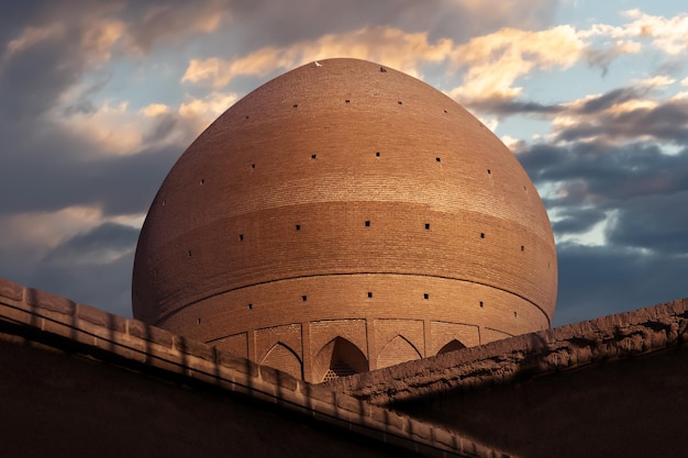 Cúpula de uma antiga mesquita no Irã contra o pano de fundo do pôr do sol Persia Kashan