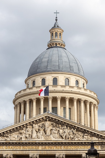 Cúpula do panteão parisiense com bandeira francesa