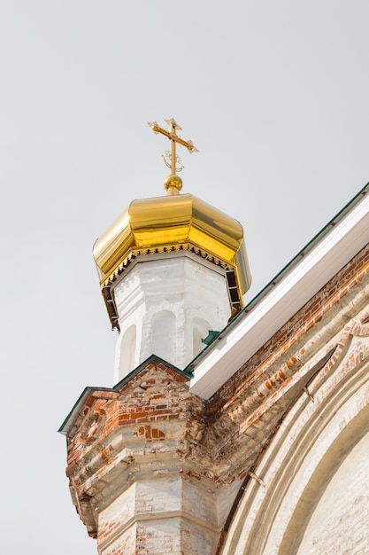 Cúpula dorada con la cruz de la iglesia cristiana