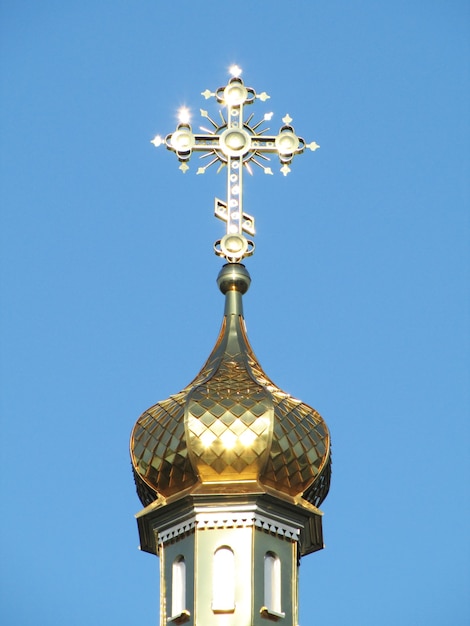 Cúpula dorada de la iglesia ortodoxa con gran cruz