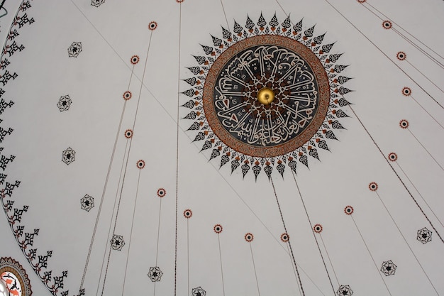 Cúpula dos ornamentos orientais da mesquita