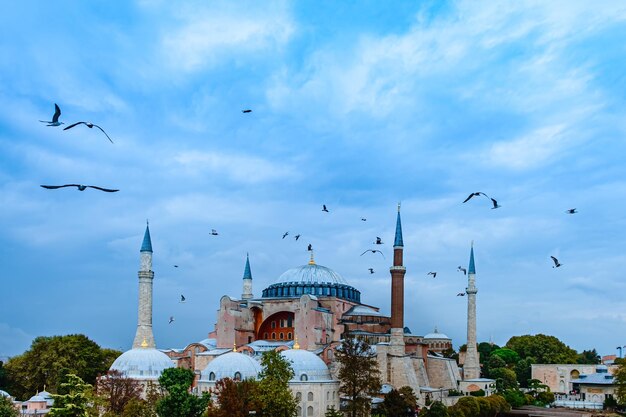 Cúpula e minaretes de Hagia Sophia no antigo Sultanahmet