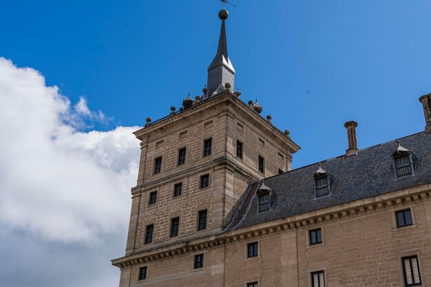 Cúpula esculpida del monasterio de El Escorial contra el cielo