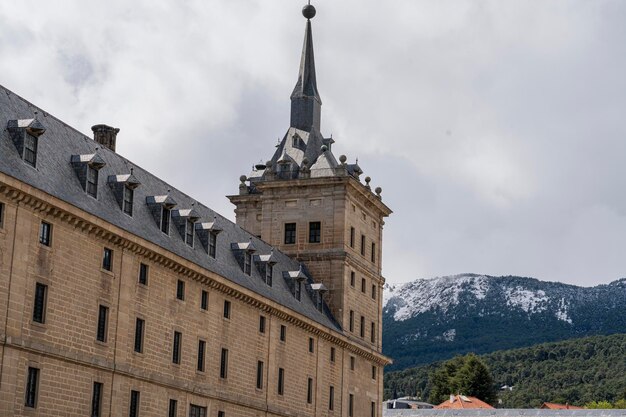 Foto cúpula esculpida del monasterio de el escorial contra el cielo