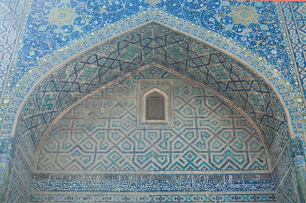 La cúpula en forma de arco en mosaico tradicional asiático Detalles de la arquitectura de Asia