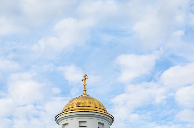 Cúpula de la iglesia de Aureate contra el cielo