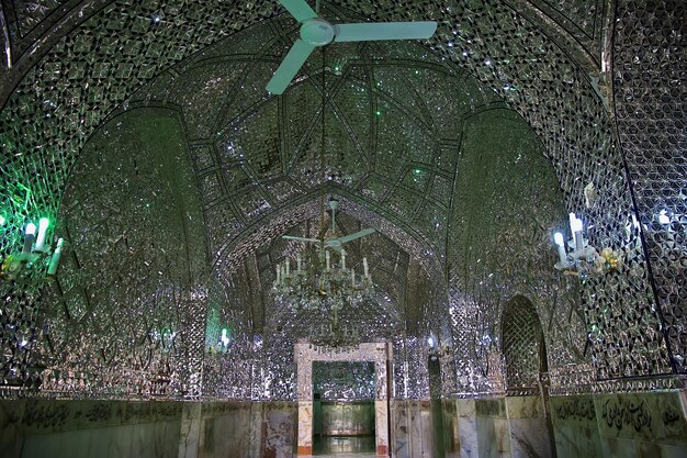 La cúpula del Imam Zadeh Jafar Mausoleo Espejo Mezquita Yazd Irán