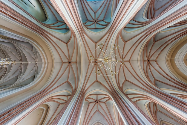 Foto cúpula interior y mirando hacia el techo de una iglesia gótica católica de defensa antigua