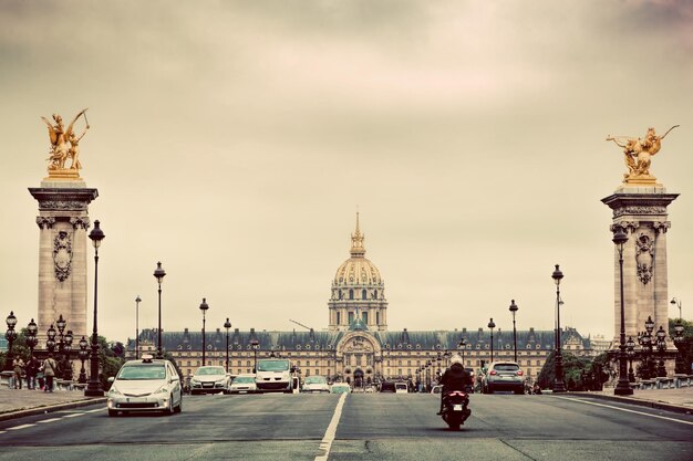 Foto cúpula de les invalides vista desde el puente pont alexandre iii en parís francia vintage