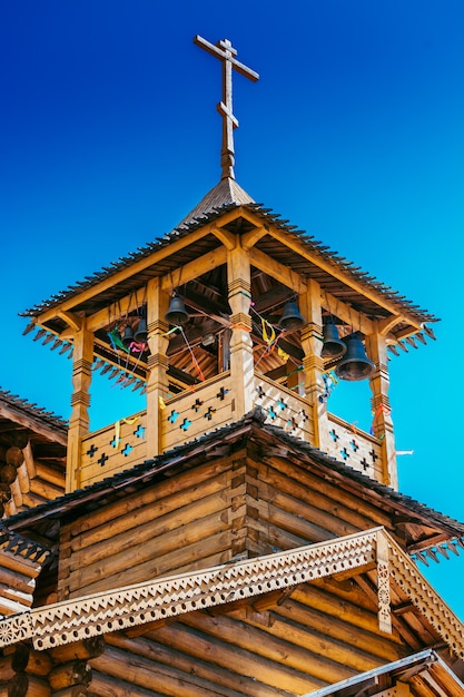 La cúpula de madera con una cruz de la antigua iglesia.