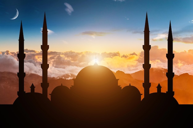Cúpula de mezquitas en el cielo azul oscuro del crepúsculo y Luna Creciente en el símbolo de fondo de la religión islámica