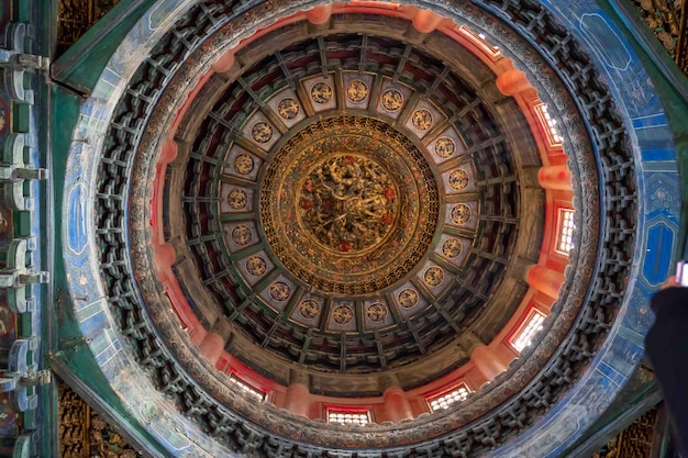 Una cúpula con muchas decoraciones.
