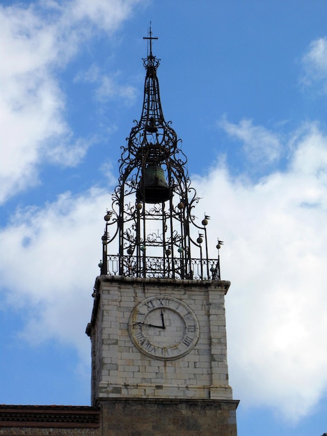 Cúpula na torre da Catedral Católica em Perpignan contra o céu azul. Cúpula incomum