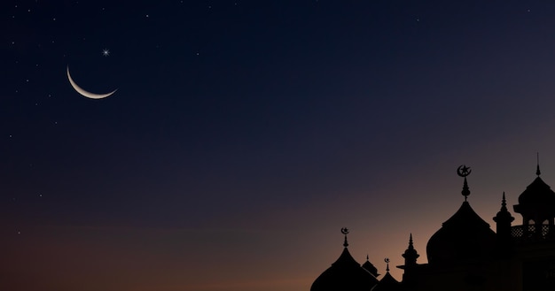 Cúpula de silueta mezquitas luna creciente en el cielo del atardecer símbolo de la religión islámica con el mes de Ramadán