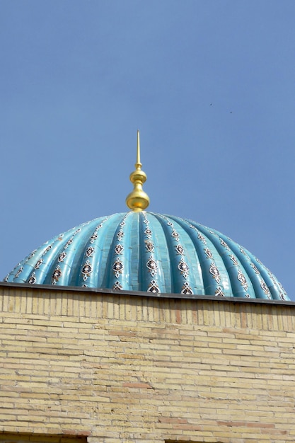 Cúpula turquesa del edificio madrasah en Tashkent