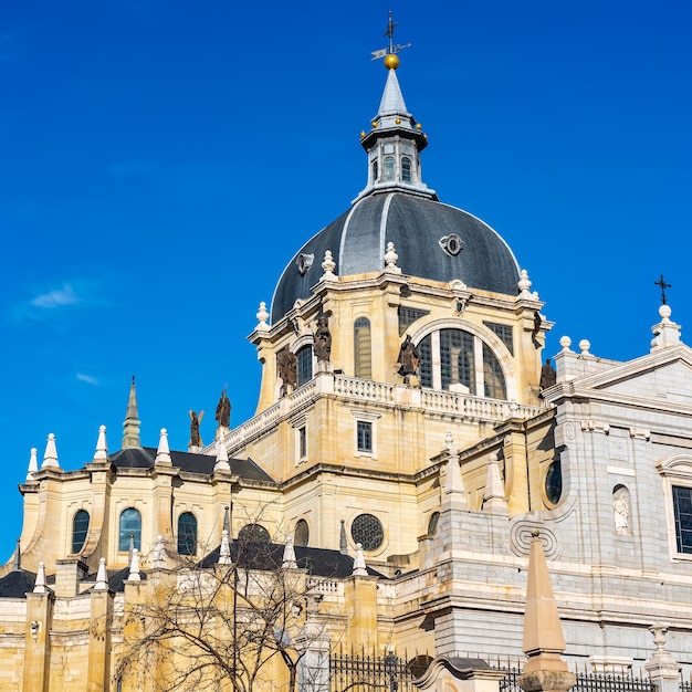 Cupula und angebaute Konstruktionen der Almudena-Kathedrale auf dem Rücken in der Stadt Madrid Spanien