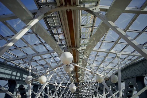 Cúpula de vidrio con soportes metálicosEl diseño moderno del puente