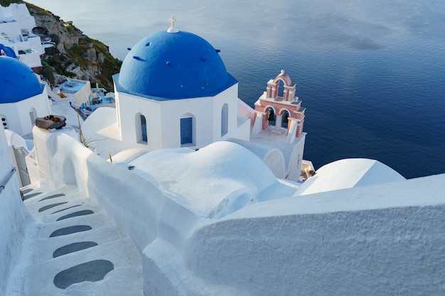 Cúpulas azuis caiadas de branco em Oia Santorini Grécia, mar Mediterrâneo