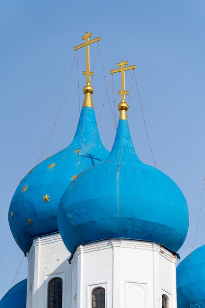 Cúpulas azuis da Igreja Ortodoxa Russa no mosteiro de Vysotsky