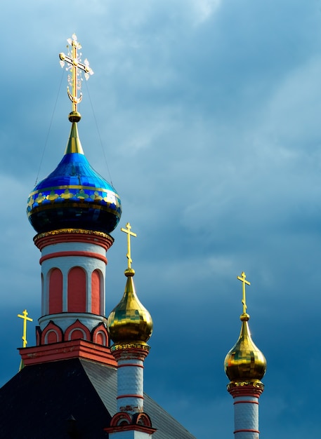 Cúpulas azuis e douradas de fundo de igreja ortodoxa