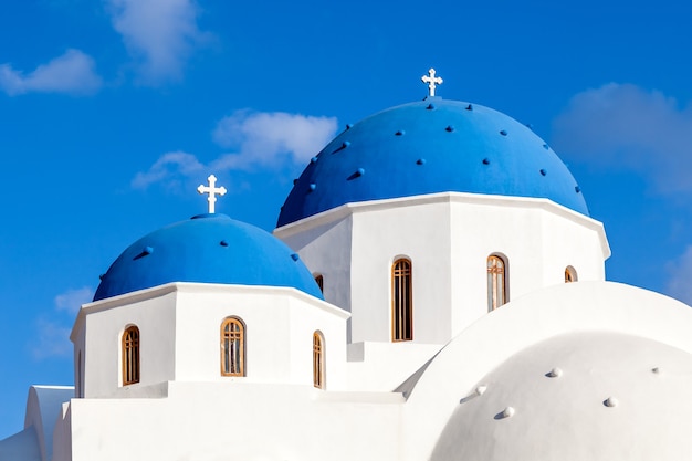 Foto cúpulas azules de la iglesia blanca ortodoxa en perissa, isla de santorini, grecia