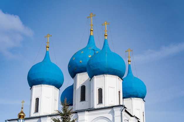 Cúpulas azules de la iglesia ortodoxa rusa en el monasterio de Vysotsky