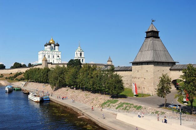 Cúpulas con cruces del Kremlin ortodoxo en Pskov, Rusia