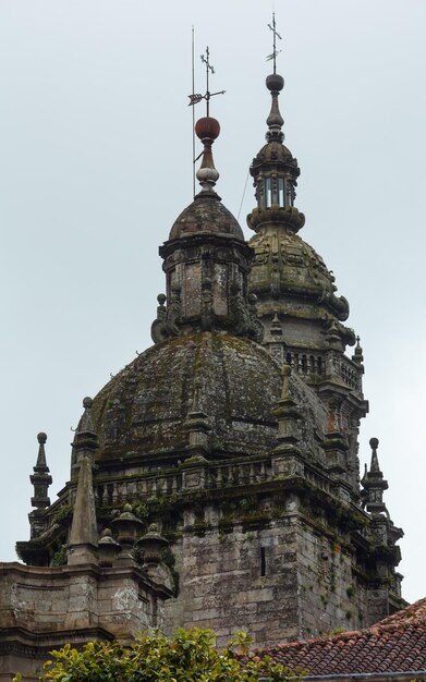 Cúpulas da velha igreja em Santiago de Compostela, Galiza, Espanha.