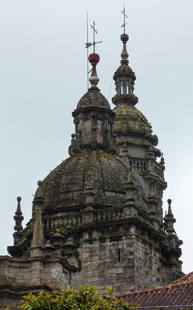 Cúpulas da velha igreja em santiago de compostela, galiza, espanha.