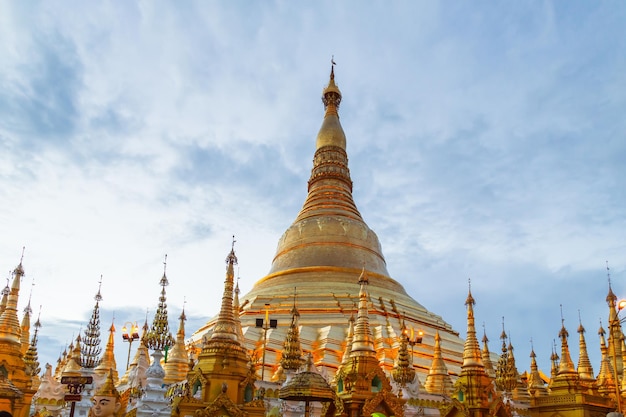 Cúpulas do Pagode Shwedagon contra o céu azul Yangon Mianmar Birmânia Viagem Ásia