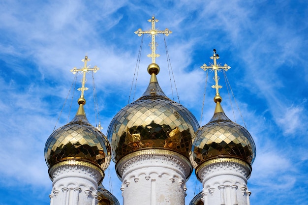 Las cúpulas doradas de la Iglesia Ortodoxa Rusa contra el cielo azul