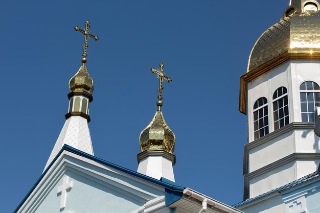 Cúpulas douradas da igreja contra o céu azul