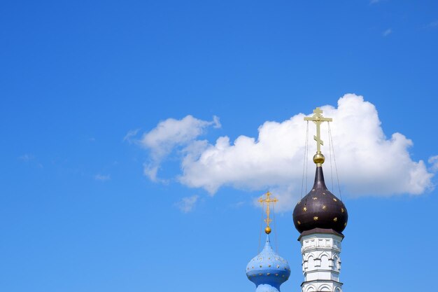 Las cúpulas de la iglesia contra el cielo azul