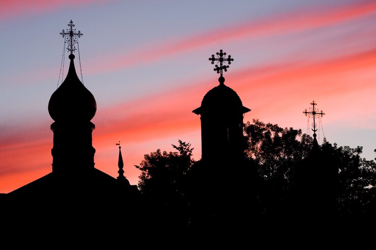 Cúpulas de iglesias ortodoxas. Puesta de sol. Sergiev Posad, Rusia