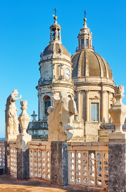 Cúpulas y torres de la Catedral de Santa Águeda en Catania, Sicilia, Italia