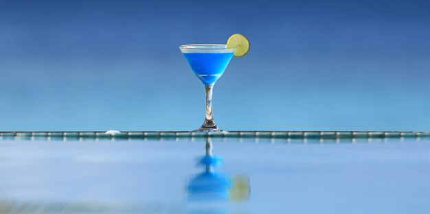 Curacao-Likör-Cocktailsblauer alkoholischer Cocktail auf der tropischen Insel im Indischen Ozean Malediven