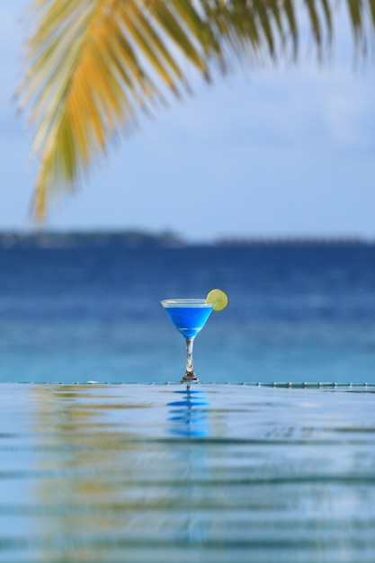 Curacao-Likör-Cocktailsblauer alkoholischer Cocktail auf der tropischen Insel im Indischen Ozean Malediven