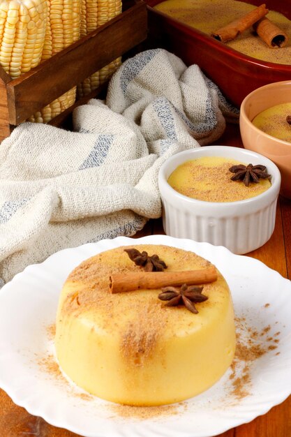 Foto curau creme de milho doce e sobremesa típica da culinária brasileira colocada em tigela de cerâmica