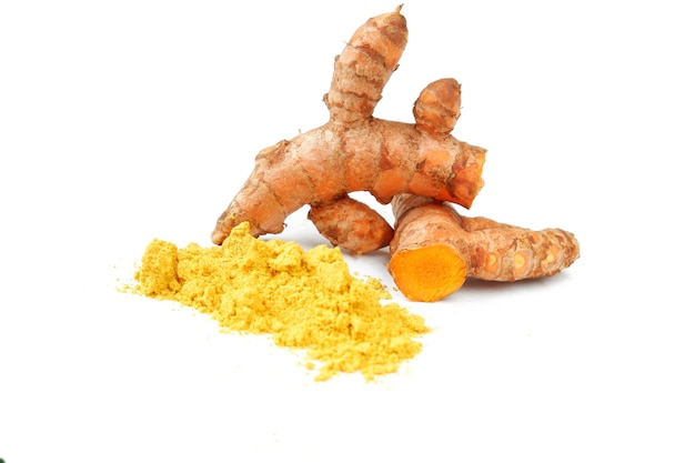 Cúrcuma (Curcuma longa) com açafrão em pó, isolada em um fundo branco