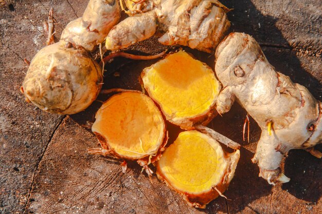 Cúrcuma ou Curcuma longa Linna ou raiz de rizoma uma planta tubérculo que tem uma cor e aroma distintivos