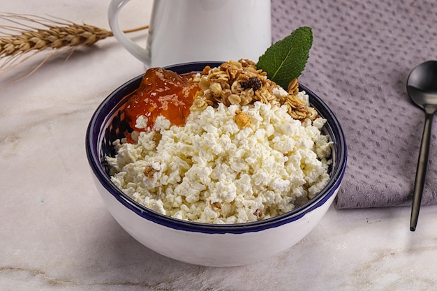 Curd com granola e geleia de laranja