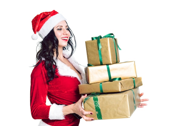 Curiosa jovem santa, chapéu de Natal segurando a caixa com o presente presente isolado no fundo branco. Conceito de festa de feriado de celebração de ano novo feliz. Simule o espaço da cópia. Papai Noel alegre