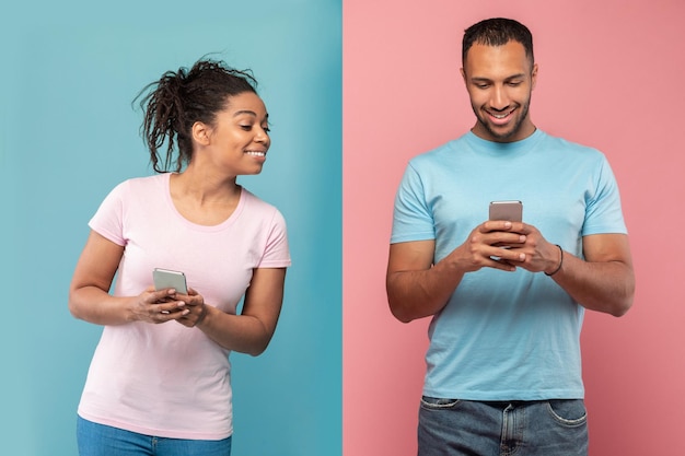 Curiosa mujer negra mirando y mirando el teléfono inteligente de su novio posando sobre fondo rosa y azul