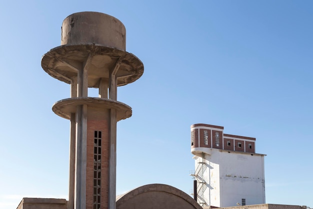 Curioso edifício elevado em um exemplo de arquitetura industrial espanhola do século XX Sagunto Valencia Espanha