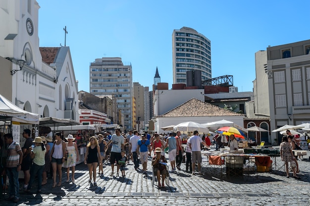 CURITIBA, BRASIL - 8 de fevereiro de 2014: Pessoas visitam a cidade velha de Curitiba, Brasil. Curitiba é a 8ª cidade mais populosa do Brasil, com 1,76 milhão de habitantes.