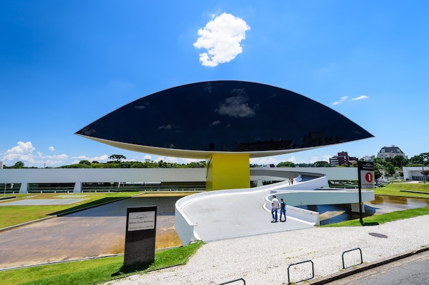 Curitiba, Brasil - 9 de febrero de 2014: Museo Oscar Niemeyer (también conocido como MON) en Curitiba, estado de Paraná, Brasil.