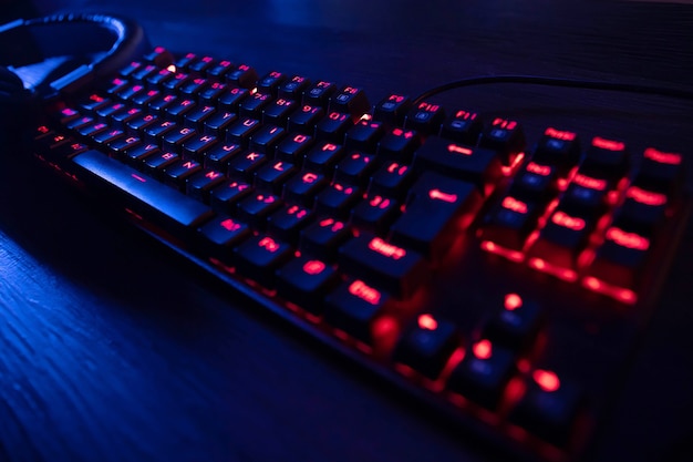 Curitiba, ParanÃ¡Â -, Brasilien - 9. Februar 2021: Gaming-RGB-LED-Tastatur mit Hintergrundbeleuchtung.