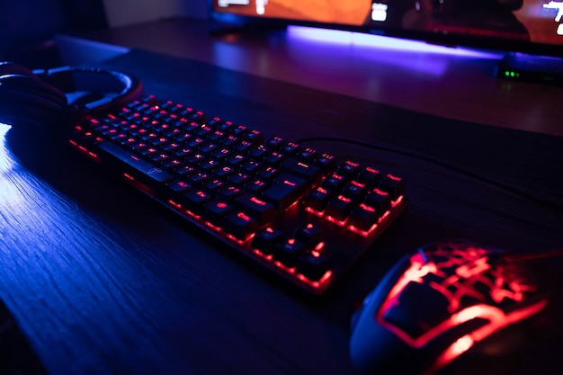 Curitiba, Paraná, Brasil - 9 de fevereiro de 2021: Teclado retroiluminado por LED RGB para jogos.