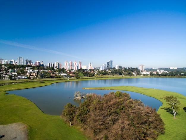 Curitiba, paraná, brasil. vista aérea do parque barigui.